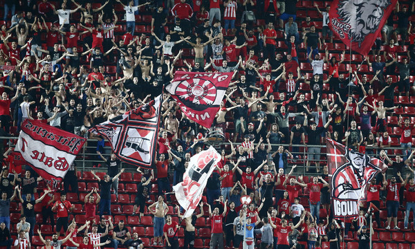 Ολυμπιακός: Κράξιμο οπαδών σε παίκτες (photos)