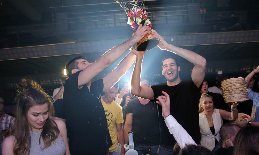 ΑΕΚ: Το σήκωσαν το Champions League και στα μπουζούκια! (photos)