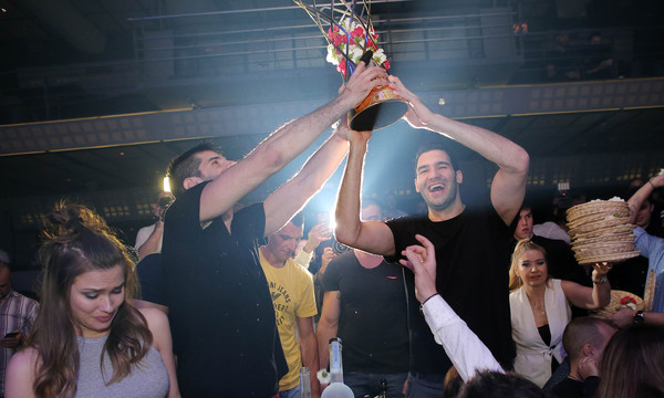 ΑΕΚ: Το σήκωσαν το Champions League και στα μπουζούκια! (photos)