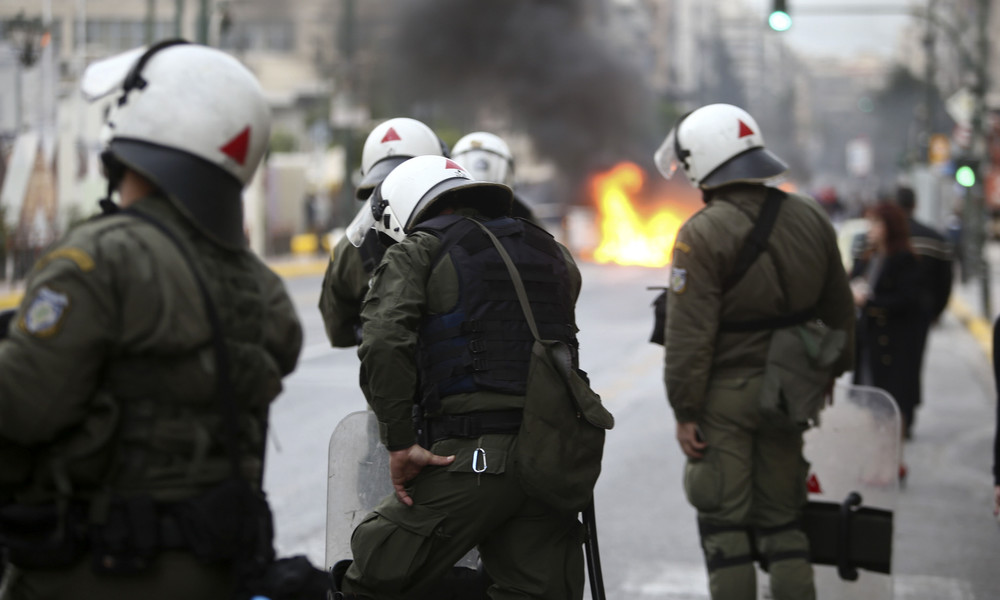 ΠΑΟΚ: Ένταση οπαδών με Αστυνομία στο Σύνταγμα!