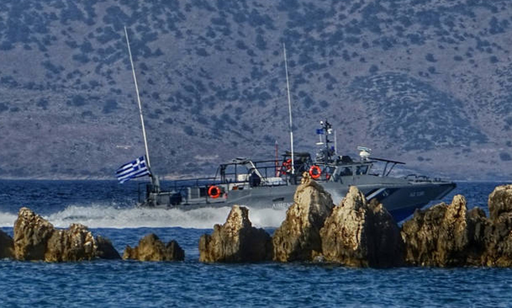 Τραγωδία στα Σφακιά: Εικόνες ντοκουμέντο από το σκάφος που «καρφώθηκε» στα βράχια - Τρεις οι νεκροί