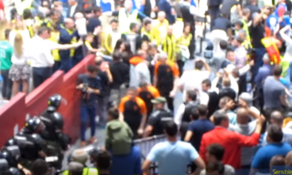 Euroleague τα βλέπεις; Βροχή αντικειμένων από  οπαδούς της Φενέρ στους διαιτητές του τελικού (video)