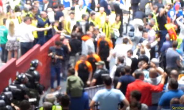Euroleague τα βλέπεις; Βροχή αντικειμένων από  οπαδούς της Φενέρ στους διαιτητές του τελικού (video)