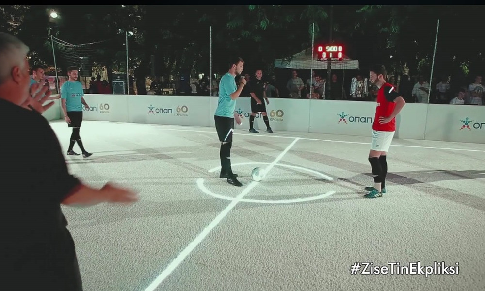 Το πρώτο γήπεδο ποδοσφαίρου λέιζερ «άναψε» στο Σύνταγμα: Το βίντεο που ταξιδεύει στο διαδίκτυο 