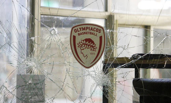 «Κόλαση» έξω από το ΣΕΦ, «βροχή» από μολοτόφ και φωτιά σε βαν! (photos)