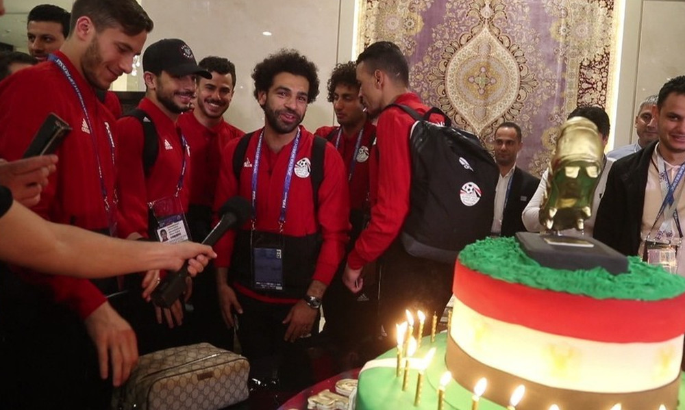 Παγκόσμιο Κύπελλο Ποδοσφαίρου 2018: Τσετσένοι φίλαθλοι γλύκαναν τον Σαλάχ με τούρτα 100 κιλών (pics)