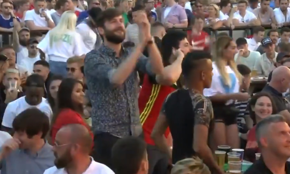 Πανηγύρισαν μέσα σε έναν όχλο Άγγλων το γκολ του Βελγίου (video)