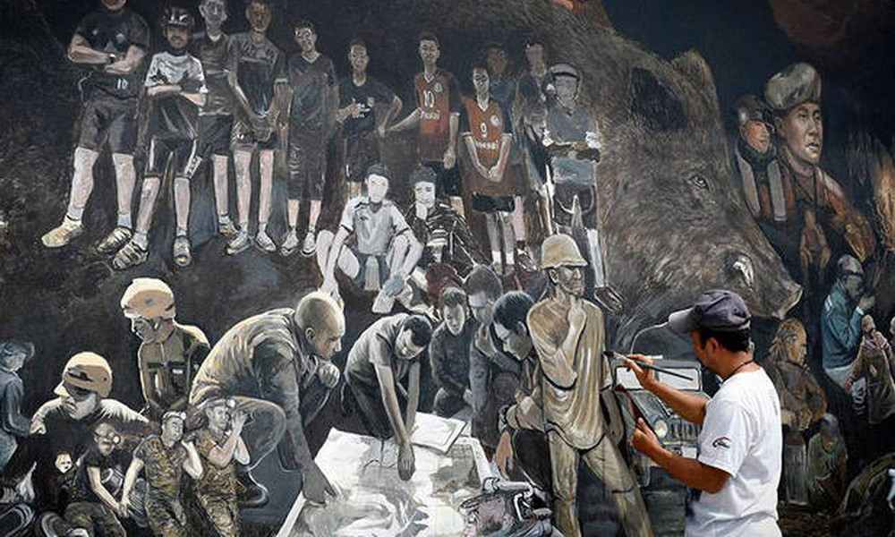 Ταϊλάνδη: Τεράστια τοιχογραφία με τα 12 αγόρια και τον προπονητή τους 
