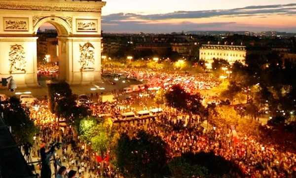 Στους δρόμους οι Γάλλοι, τρελό πάρτι για την παγκόσμια κούπα!  (video)