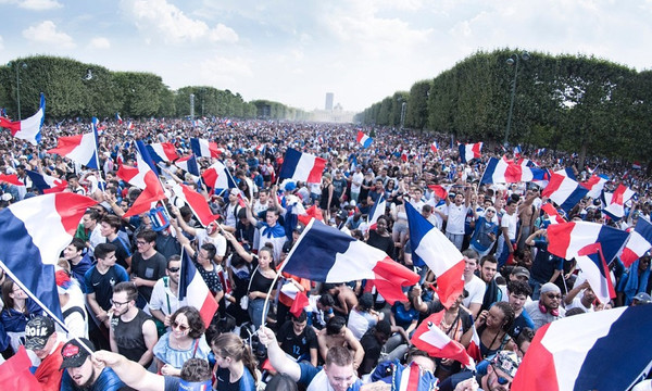Στους δρόμους οι Γάλλοι: Το Παρίσι υποδέχθηκε τους Παγκόσμιους της Ρωσίας! (videoς+photos)