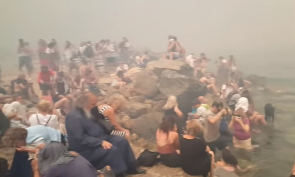 Εικόνες γροθιά στο στομάχι: «Στοιβαγμένοι» στα βράχια προσπαθούν να γλιτώσουν από τη φωτιά (video)