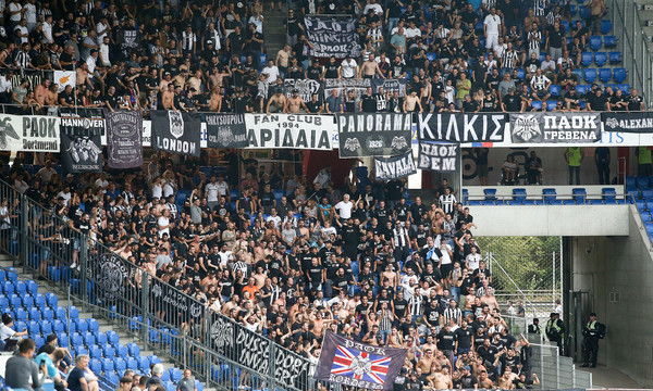 Εντυπωσιακή κερκίδα από τους οπαδούς του ΠΑΟΚ στο «Σεντ Γιάκομπ» (photos)