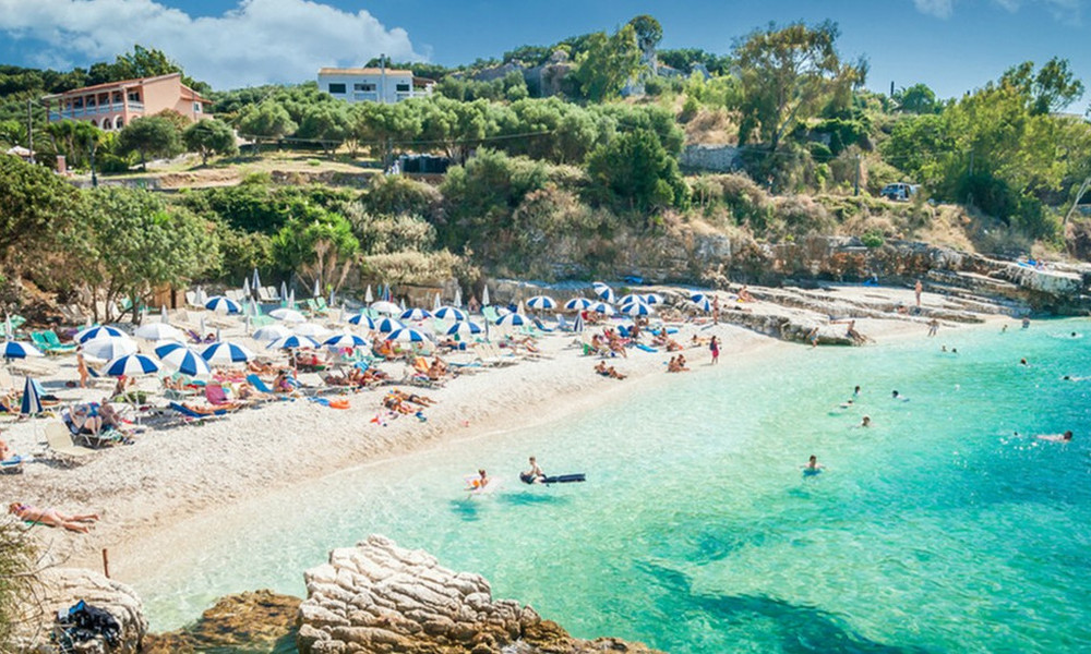 Για λέγε: Λιώσιμο σε ανοργάνωτη παραλία ή ντάπα ντούπα σε μπιτσόμπαρο;