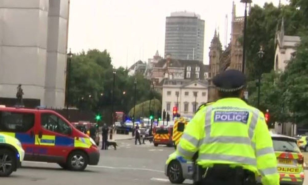Λονδίνο: Αστυνομικοί περικυκλώνουν το αυτοκίνητο που έπεσε σε οδόφραγμα έξω από το Κοινοβούλιο (vid)