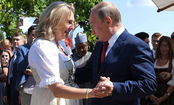 Πούτιν: Ο χορός του Ρώσου προέδρου στο «γάμο της χρονιάς» που έγινε viral (photos+video)