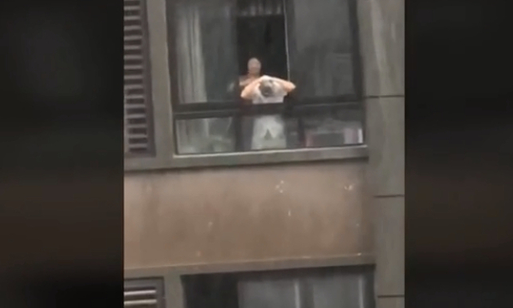 Είναι τρελοί οι Κινέζοι: Άνδρας βγαίνει στο παράθυρο και λούζεται στη βροχή (video)