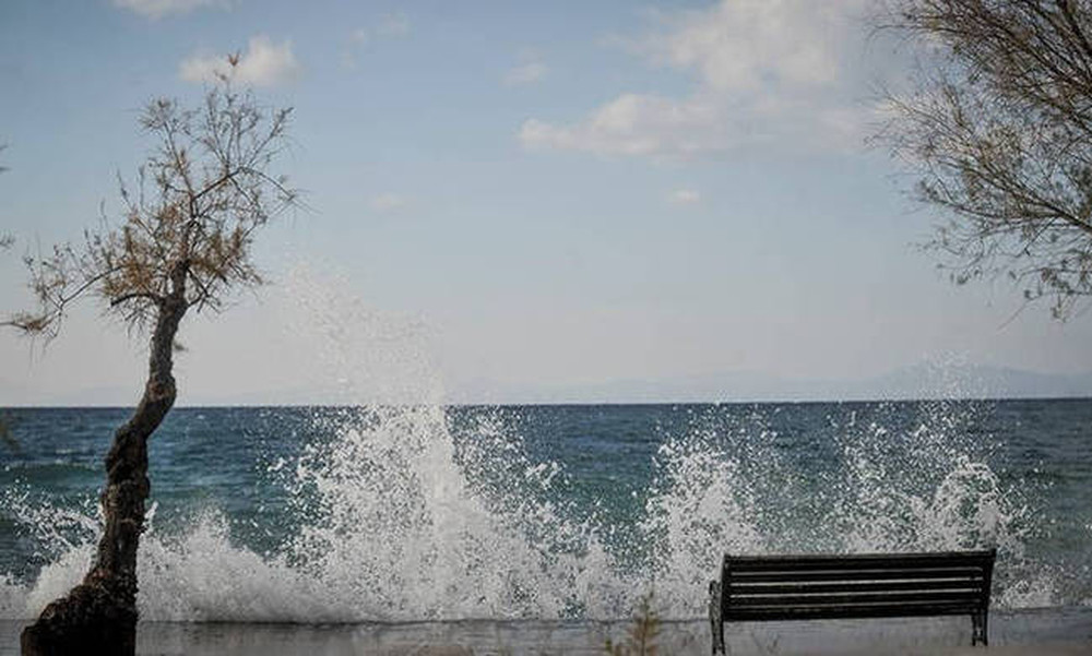 Καιρός: Με συννεφιά και ενισχυμένα μελτέμια η Δευτέρα - Δείτε πού θα βρέξει (pics)