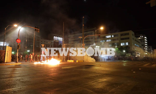 Μολότοφ και χημικά στην πορεία μνήμης για τον Παύλο Φύσσα στον Πειραιά