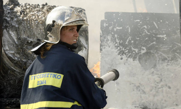 Φωτιά σε φορτηγό στην Αθηνών - Λαμίας - Έκλεισε η Εθνική Οδός