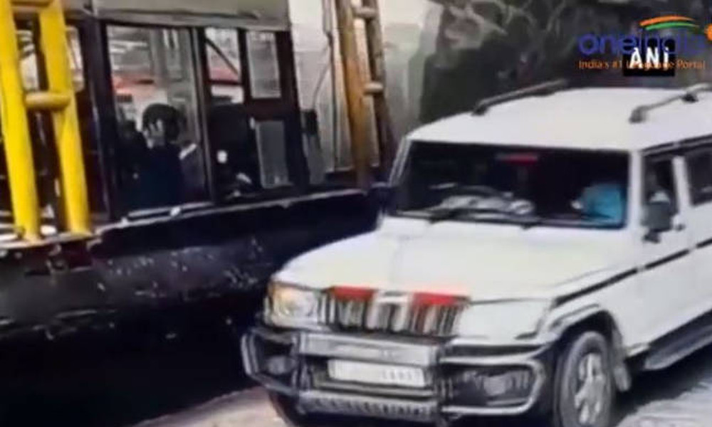 Τρομακτικό τροχαίο: Φορτηγό φορτωμένο με μπύρες πέφτει πάνω σε σταθμό διοδίων (vid)