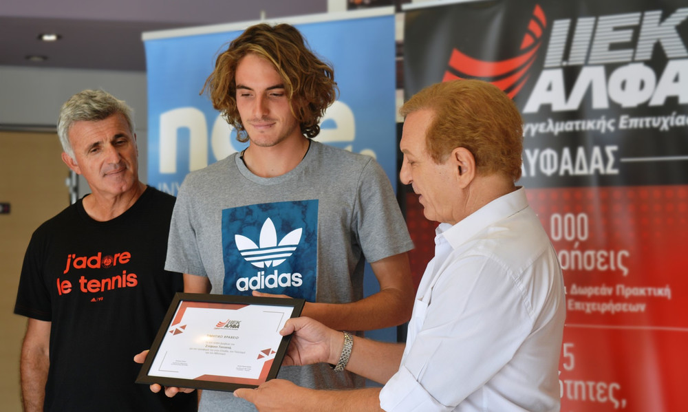To IEK ΑΛΦΑ Γλυφάδας βραβεύει το διεθνές «αστέρι» του τένις και σπουδαστή του, Στέφανο Τσιτσιπά