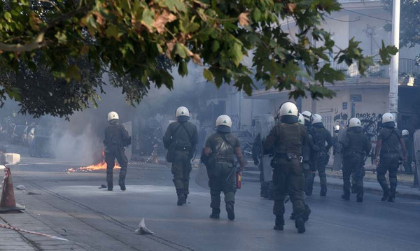 ΠΑΟΚ-Άρης: Επεισόδια και μολότοφ έξω από την Τούμπα πριν τη σέντρα του ντέρμπι (photos)