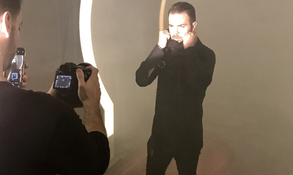 Ηλίας Βρεττός: Δείτε backstage από την φωτογράφηση της αφίσας του για το TOKYO THEATER ATHENS