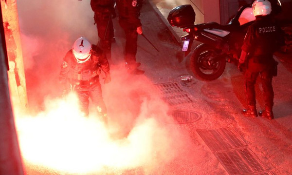 ΟΦΗ – Ολυμπιακός: Νέα ένταση και φωτοβολίδες στην αστυνομία! (photos)