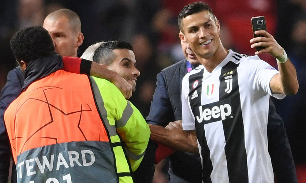 Σεκιουριτάς αρπάζει εισβολέα και ποζάρουν μαζί για σέλφι με Κριστιάνο