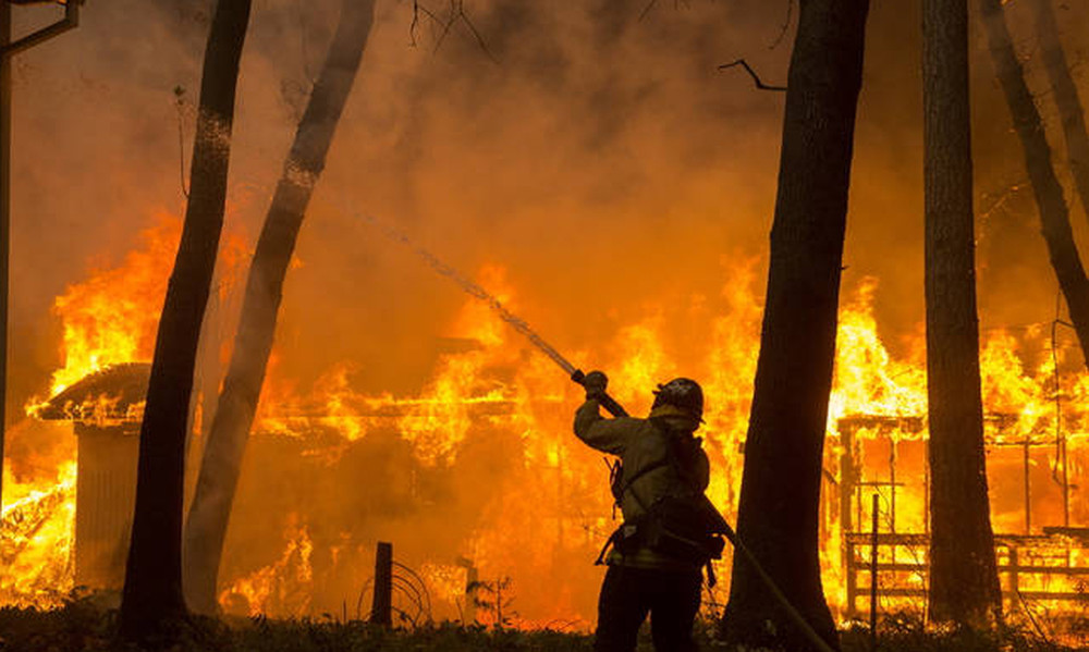 Πύρινη κόλαση στην Καλιφόρνια - Αυξάνονται δραματικά οι νεκροί από τις δύο πυρκαγιές (pics&vids)