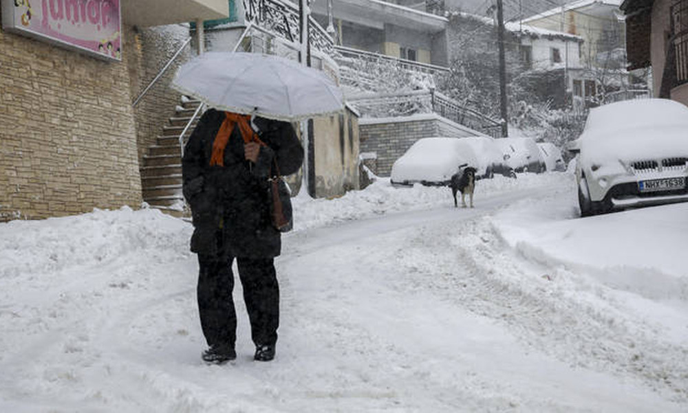 Κακοκαιρία: Ο χιονιάς «χτυπά» την Ελλάδα – Ποιες περιοχές «ντύθηκαν» στα λευκά
