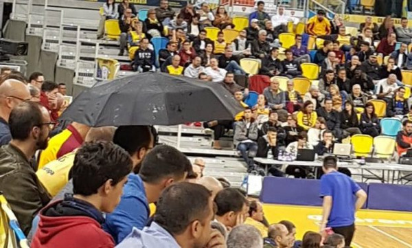 Απίστευτο σκηνικό στην Euroleague: Με… ομπρέλες στο γήπεδο της Γκραν Κανάρια! (photos)