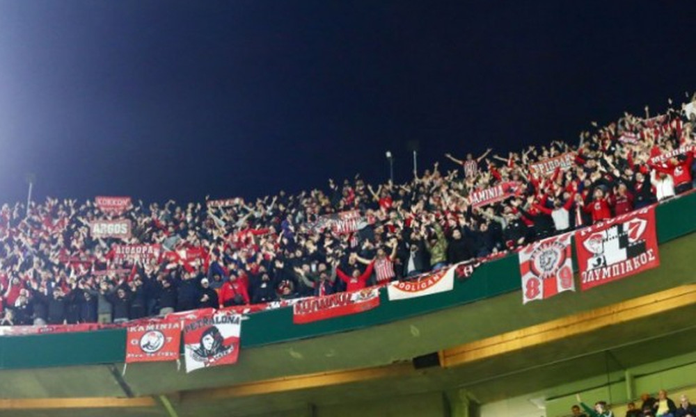 Ολυμπιακός: Ένταση και τραυματίες στην «ερυθρόλευκη» εξέδρα (video)