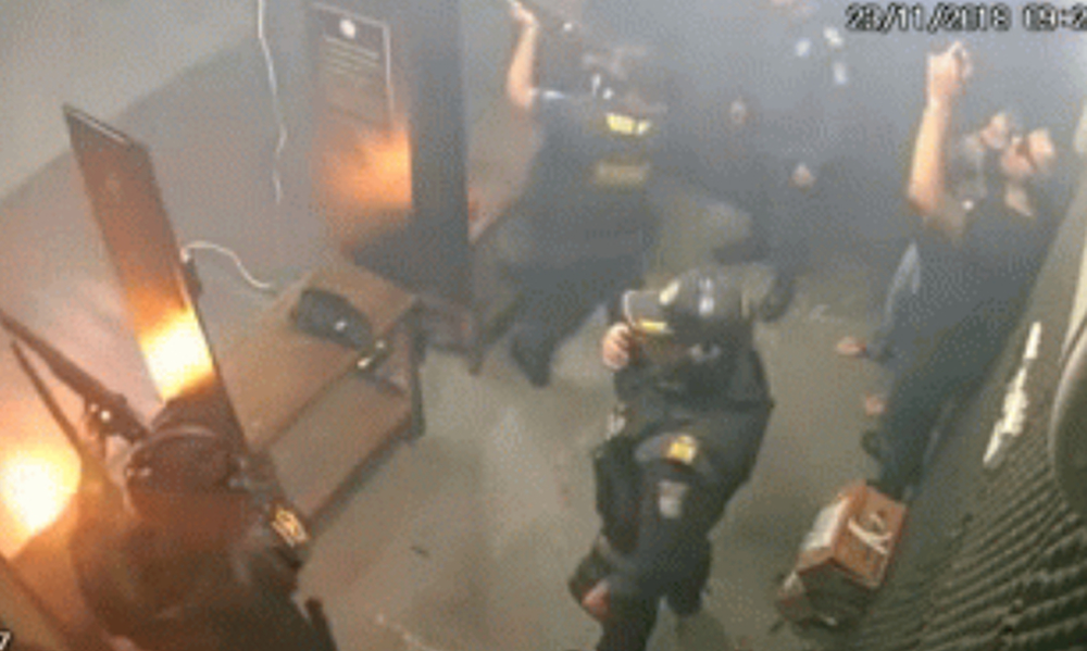 Χαζοί αστυνομικοί: Δοκιμάζουν τα όπλα τους και καίνε το Τμήμα τους! (vid)