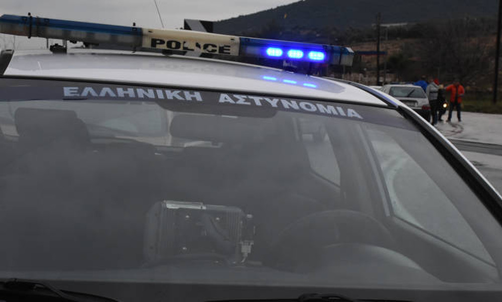 Επίθεση σε βαν της ΕΛ.ΑΣ. στην ΑΣΟΕΕ - Πυροβόλησε αστυνομικός