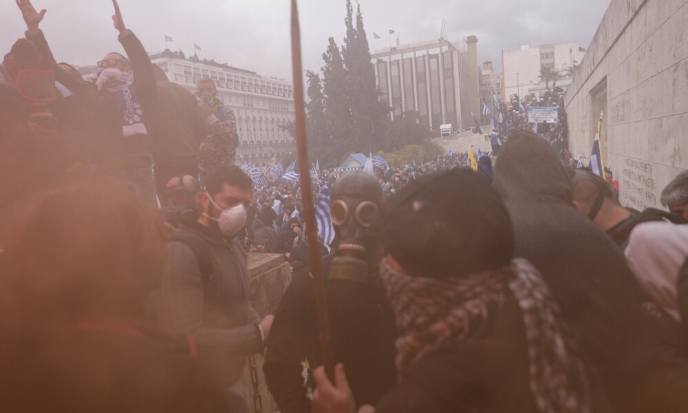Συλλαλητήριο για τη Μακεδονία: Ένταση και χημικά μπροστά στον Άγνωστο Στρατιώτη