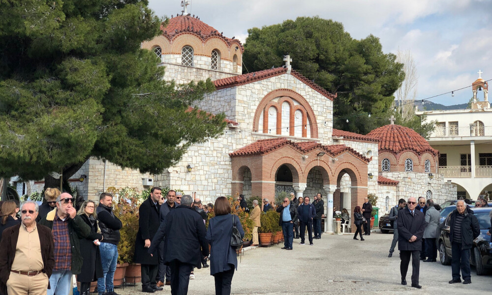 Κηδεία Θέμου Αναστασιάδη: Θλίψη στην κηδεία του δημοσιογράφου