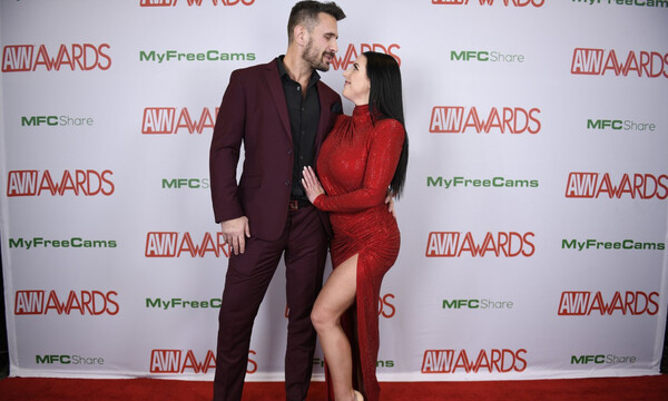 AVN Awards: Σάρωσε τα Όσκαρ του πορνό η Angela White (photos+videos)