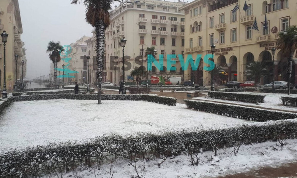 Καιρός «Ωκεανίς»: Χιονίζει στο κέντρο της Θεσσαλονίκης - Ποιοι δρόμοι είναι κλειστοί (vids&pics)
