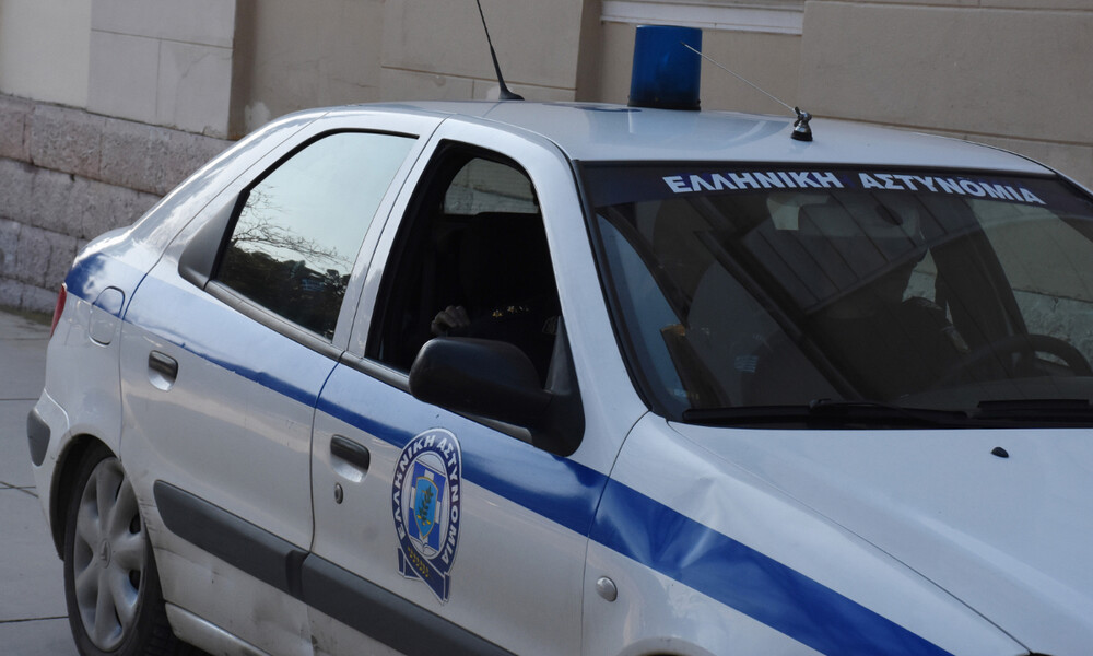 Έκρηξη σε πάρκινγκ στη Γλυφάδα: Καίγονται αυτοκίνητα - Ένας τραυματίας
