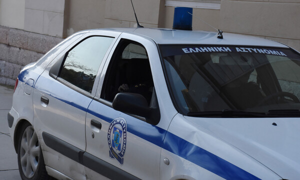 Έκρηξη σε πάρκινγκ στη Γλυφάδα: Καίγονται αυτοκίνητα - Ένας τραυματίας