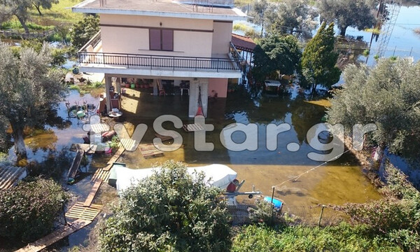 Σε κατάσταση έκτακτης ανάγκης η Χαλκίδα - Κάτοικοι εγκαταλείπουν τα σπίτια τους (pics)
