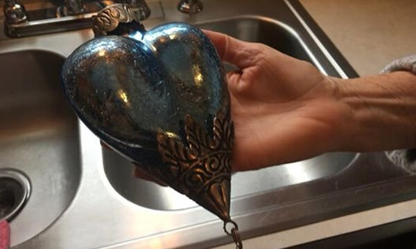 Αγόρασε αυτό το στολίδι - Δεν θα πιστεύεις τι βγήκε από μέσα… (photos)