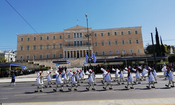 25η Μαρτίου - Παρέλαση: «Σείστηκε» η Αθήνα με τους Εύζωνες (vid)