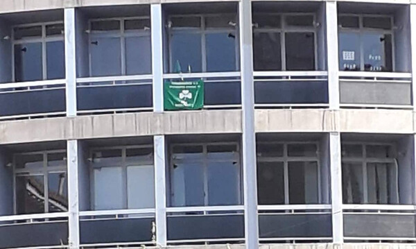 Σημαία του Παναθηναϊκού στο κτήριο απέναντι από τη Μητρόπολη για τον Θανάση Γιαννακόπουλο (video)