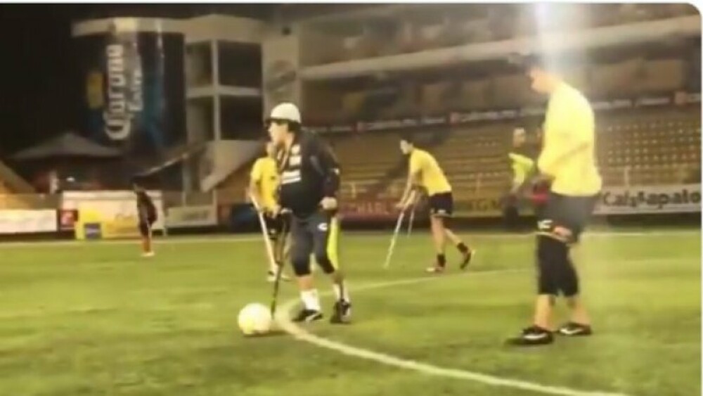 Το άλλο πρόσωπο του Μαραντόνα: Έπαιξε ποδόσφαιρο με πατερίτσες (video)