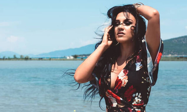 Ιουλία Καλλιμάνη: Η όμορφη τραγουδίστρια που «ρίχνει» το Instagram