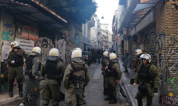 ΤΩΡΑ: Μεγάλη αστυνομική επιχείρηση στα Εξάρχεια - Επέμβαση σε τρία κτήρια (pics&vids)