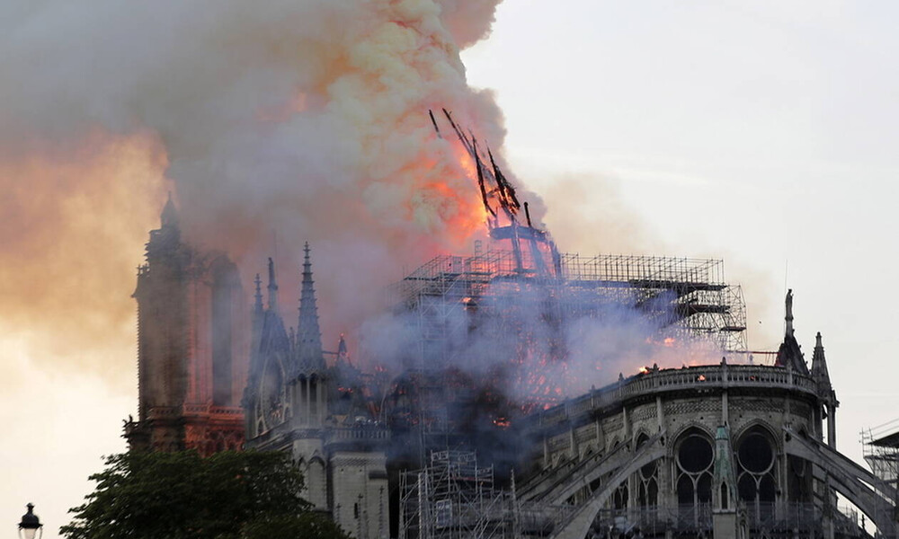Παναγία των Παρισίων: Έτσι ξεκίνησε η φωτιά (pics+vids)