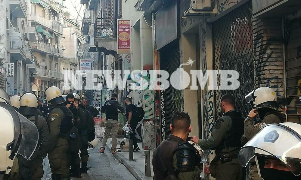 ΤΩΡΑ: Νέα επέμβαση της ΕΛ.ΑΣ. στα Εξάρχεια - Έφοδος σε δύο καταλήψεις